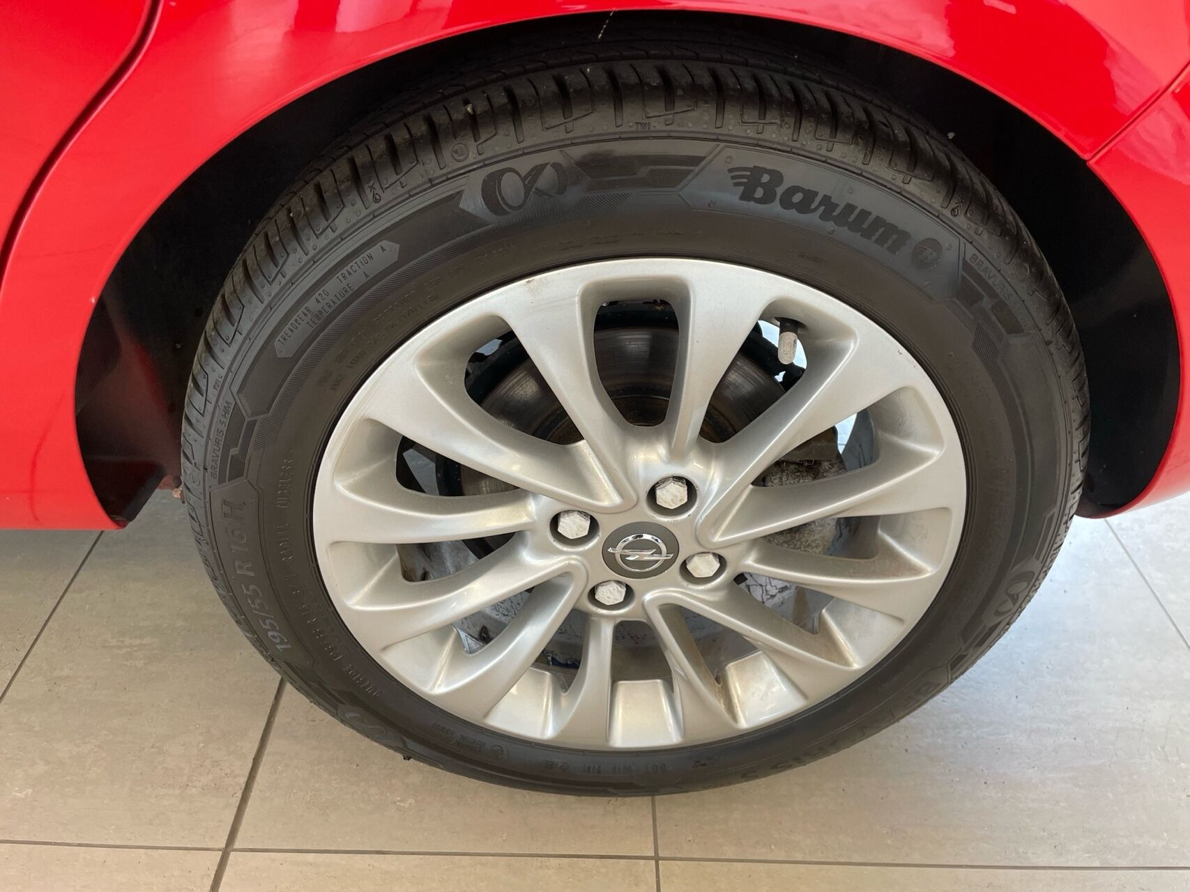 Rød Opel Corsa fra 2015