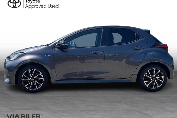 Grå Toyota Yaris fra 2021