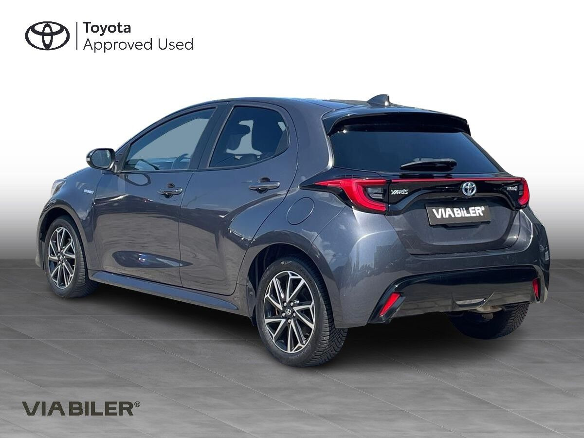 Grå Toyota Yaris fra 2021