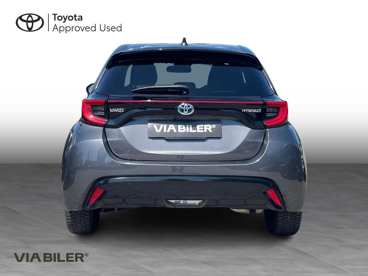 Grå Toyota Yaris fra 2021