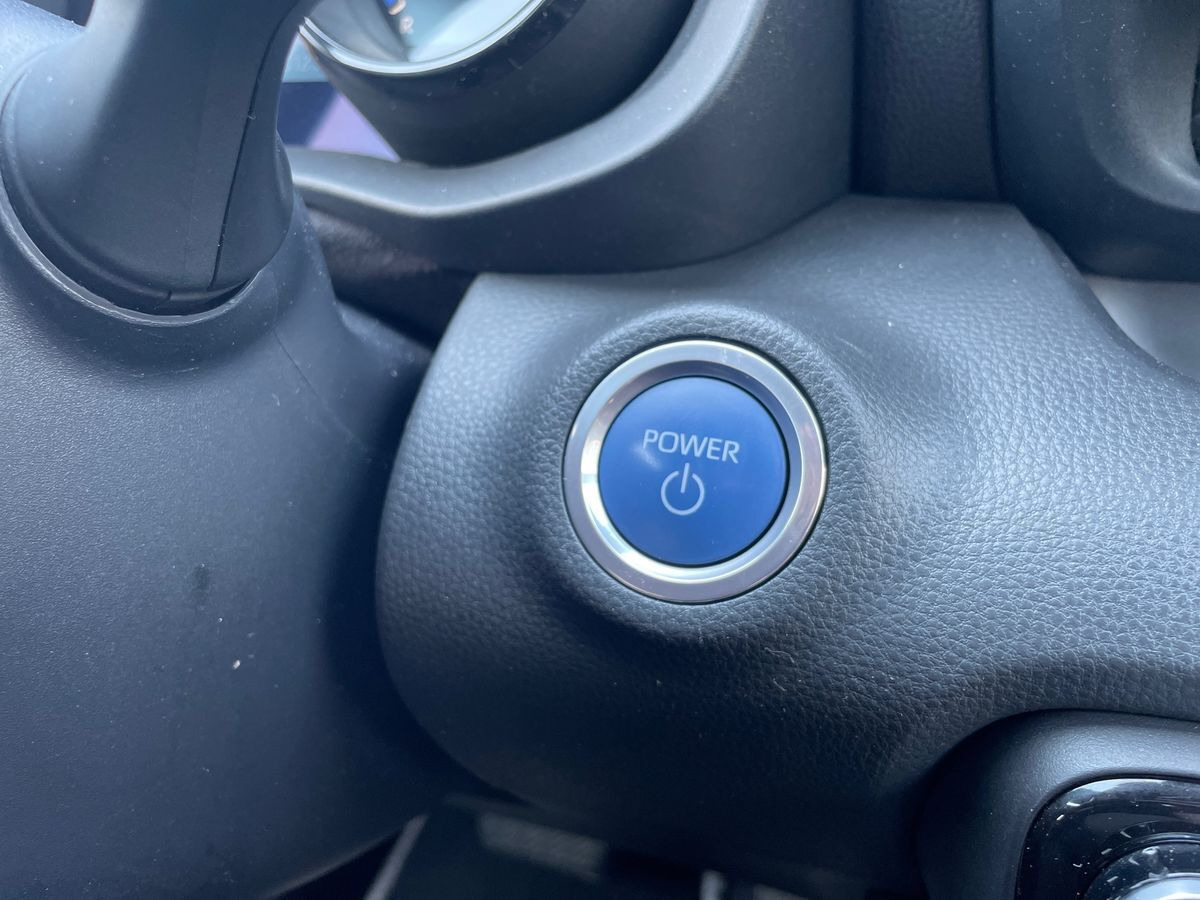Grå Toyota Yaris fra 2021