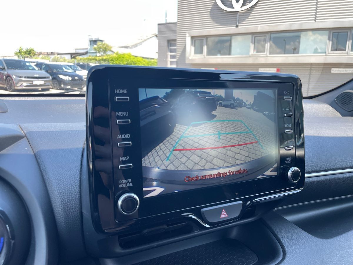 Grå Toyota Yaris fra 2021