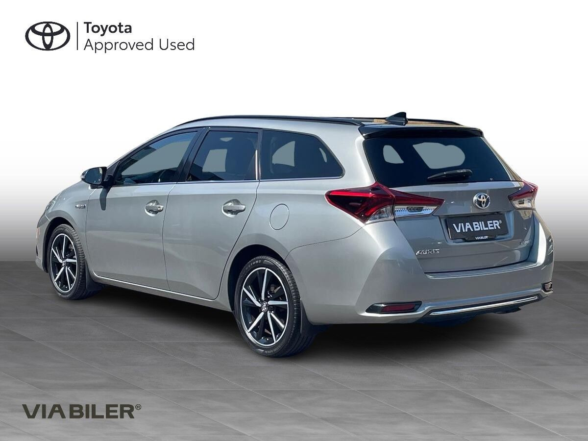 Grå Toyota Auris fra 2018