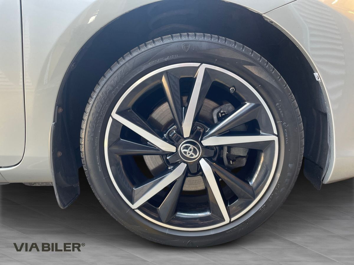 Grå Toyota Auris fra 2018