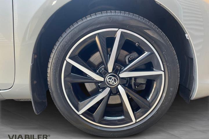 Grå Toyota Auris fra 2018