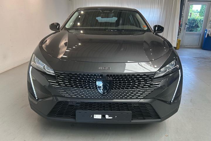 Grå Peugeot 408 fra 2023 set udefra