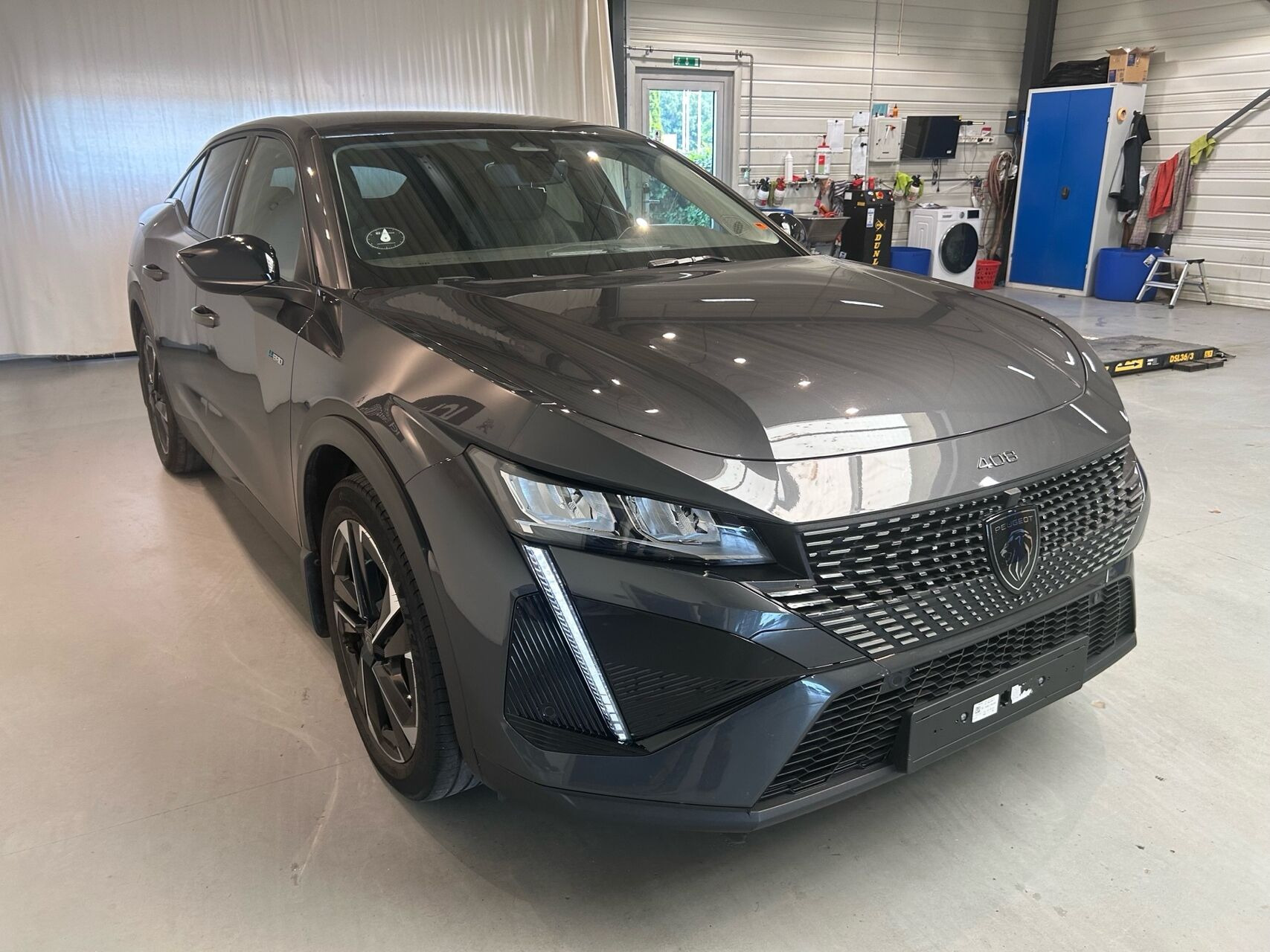 Grå Peugeot 408 fra 2023 set udefra