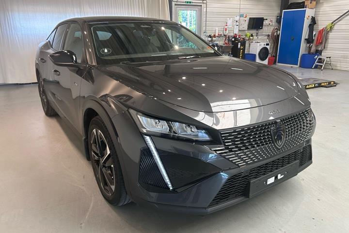 Grå Peugeot 408 fra 2023 set udefra