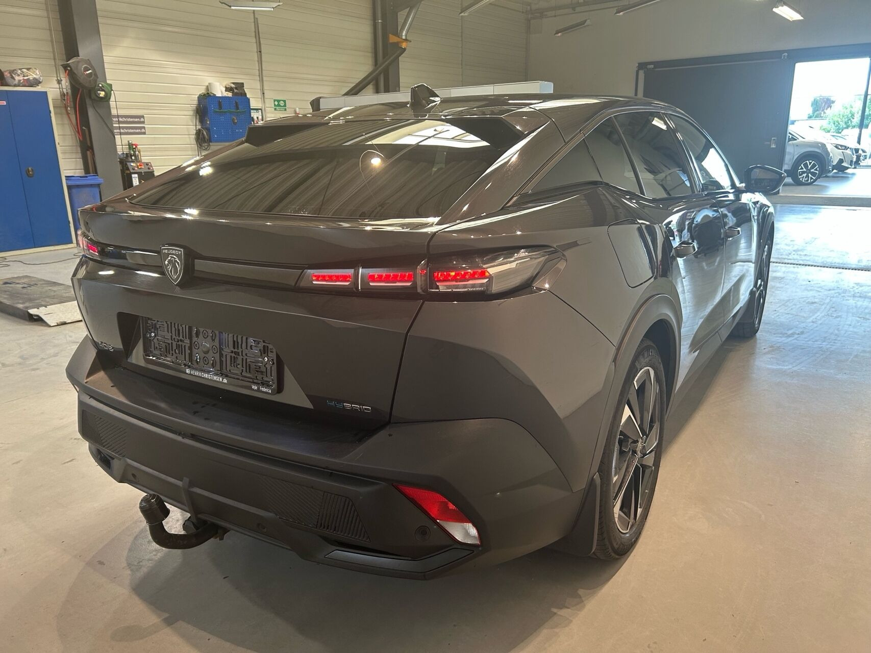 Grå Peugeot 408 fra 2023 set udefra
