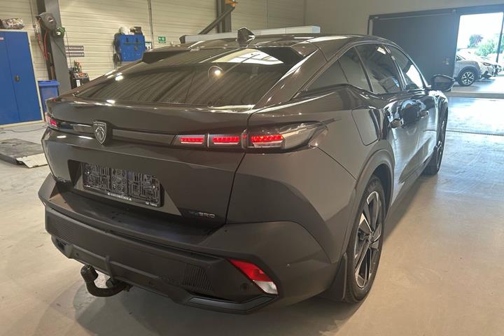 Grå Peugeot 408 fra 2023 set udefra