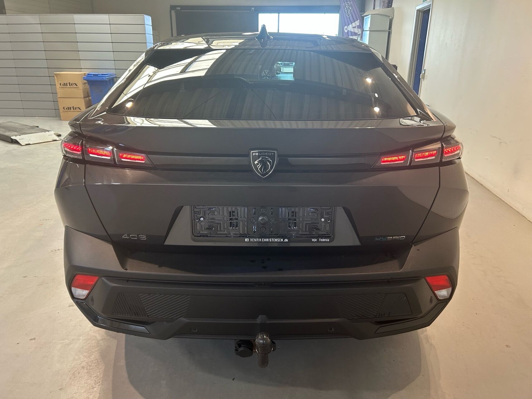 Grå Peugeot 408 fra 2023 set udefra