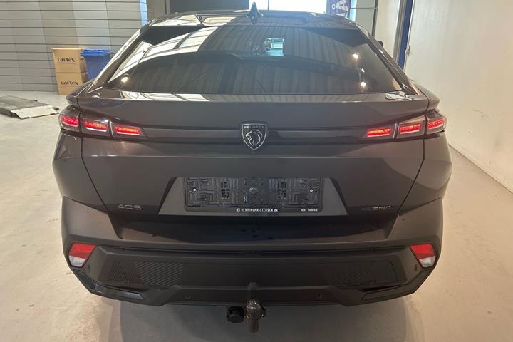 Grå Peugeot 408 fra 2023 set udefra