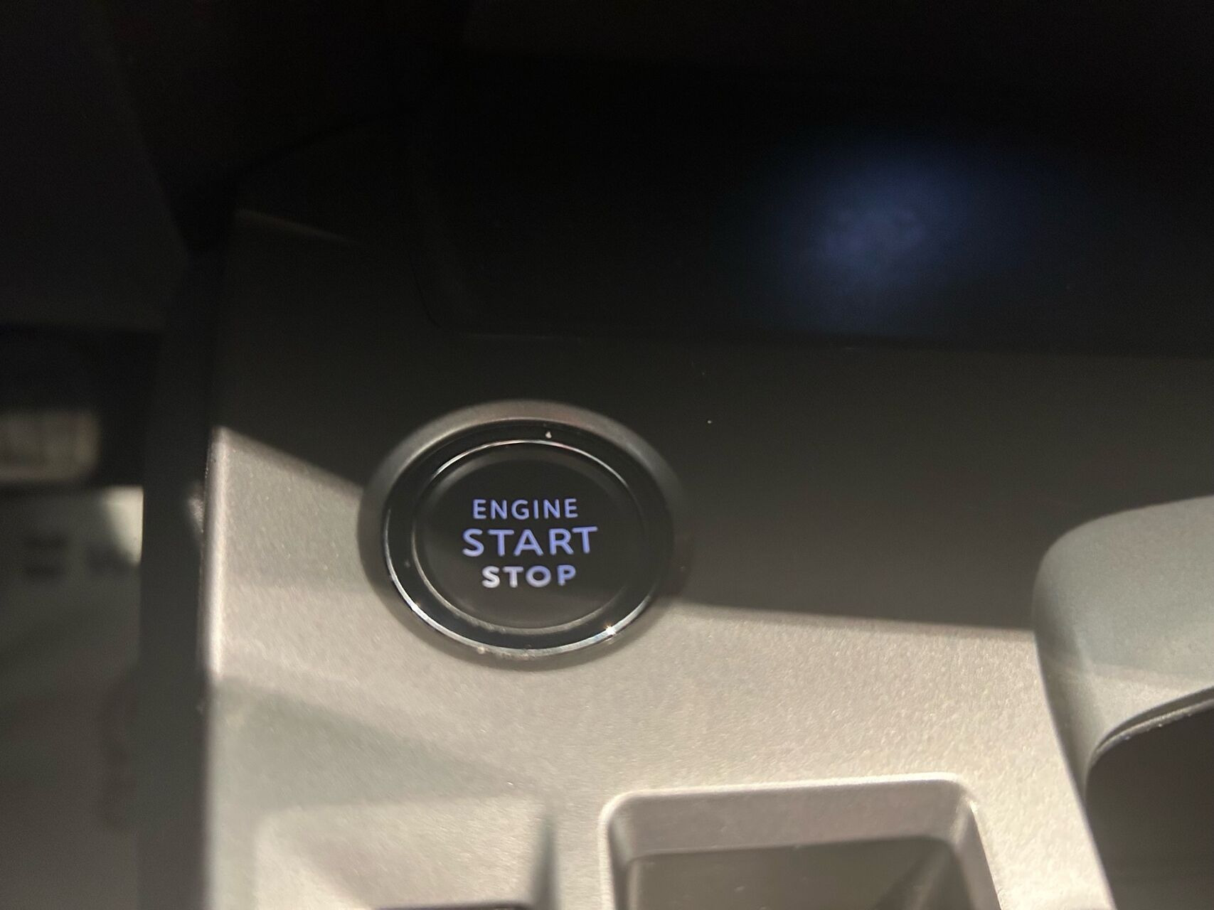 Grå Peugeot 408 fra 2023
