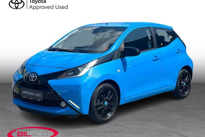 Blå Toyota Aygo fra 2015 set udefra