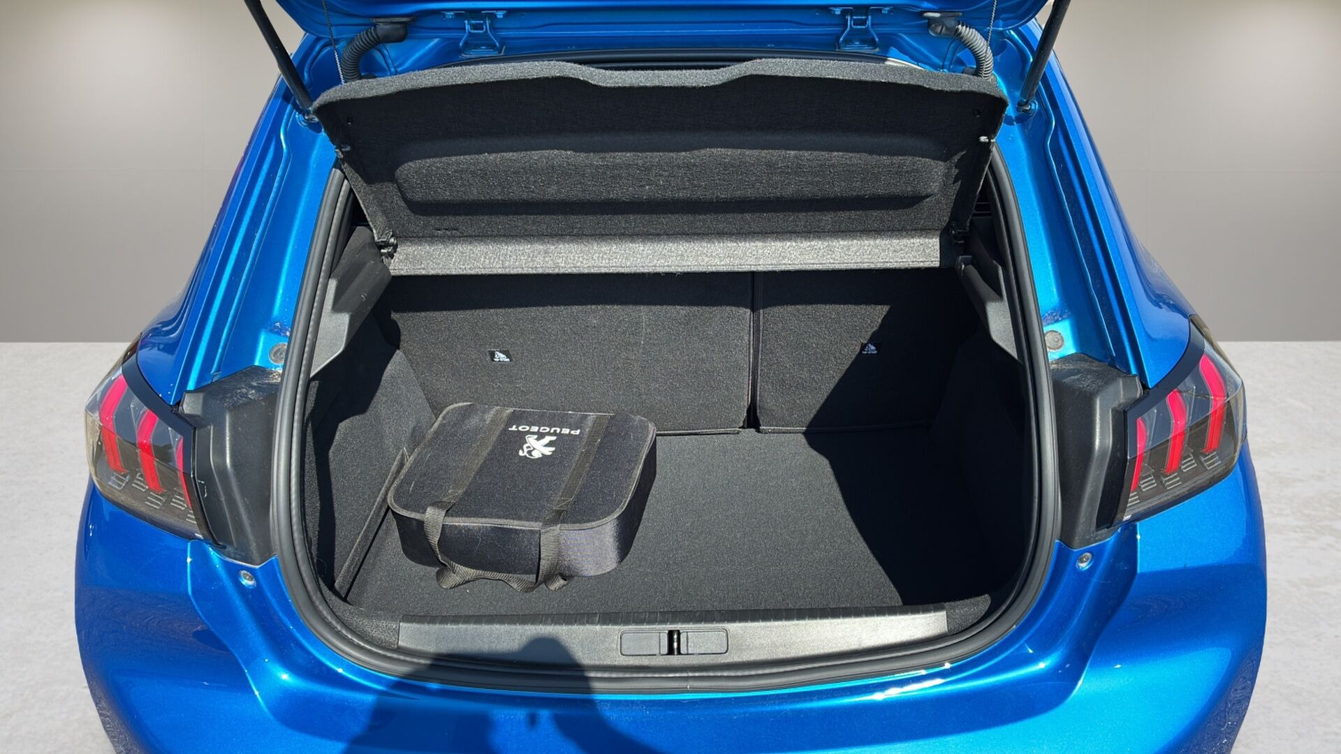Blå Peugeot e-208 fra 2020