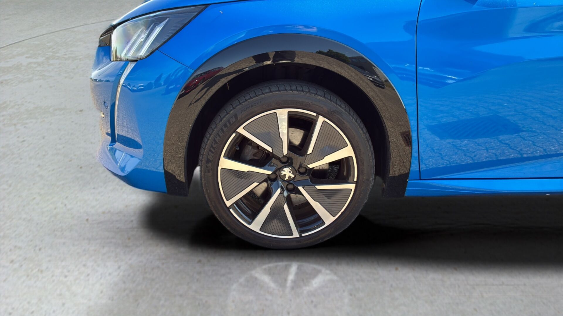 Blå Peugeot e-208 fra 2020
