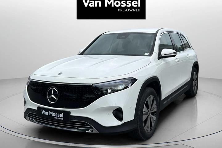 Hvid Mercedes EQB 250+ fra 2025 set udefra