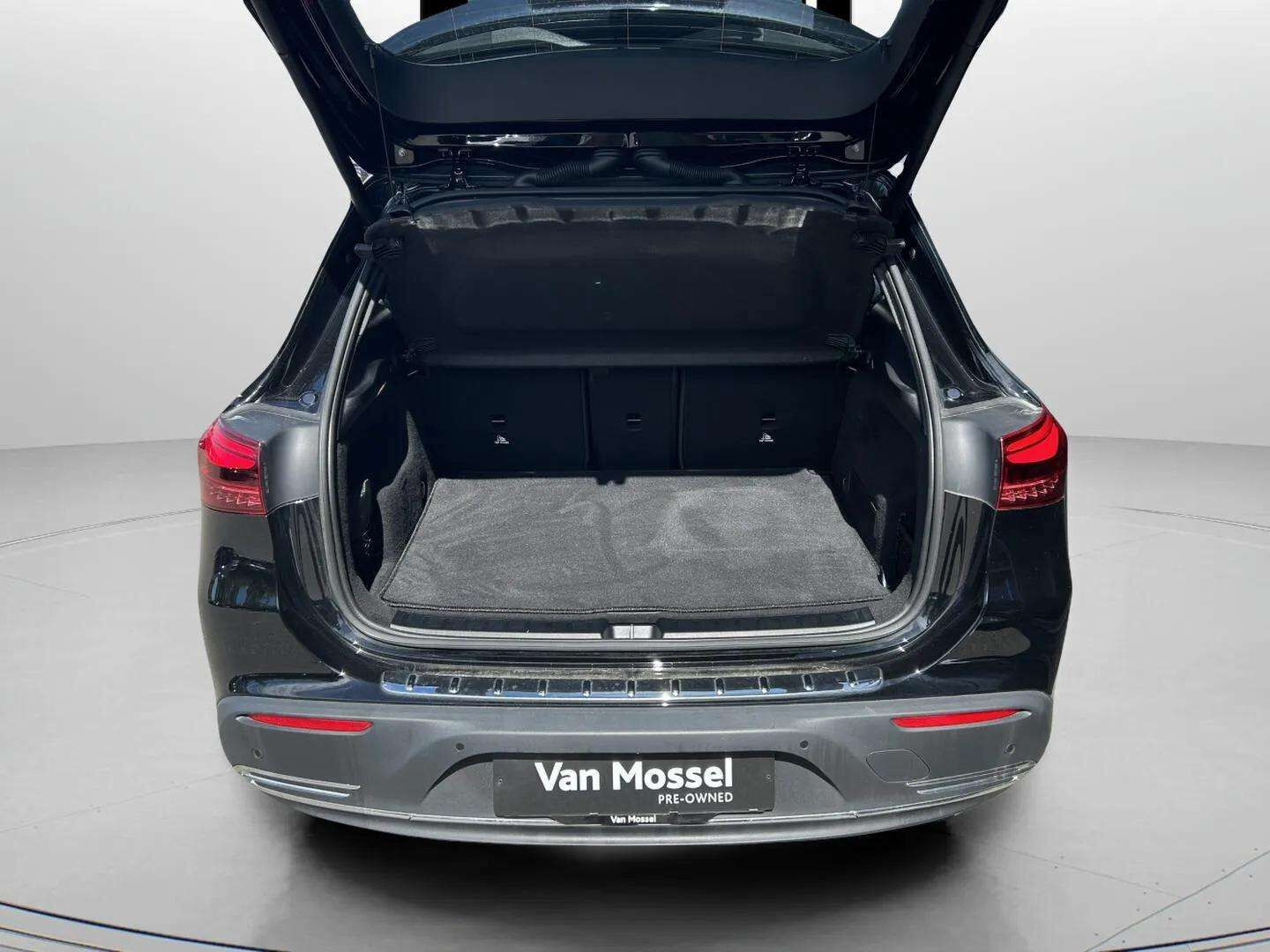 Sort Mercedes EQA 250 fra 2024