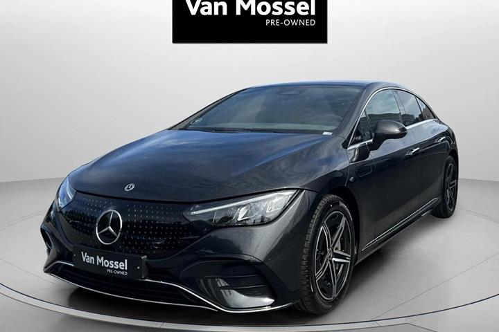 Grå Mercedes EQE 350+ fra 2025 set udefra