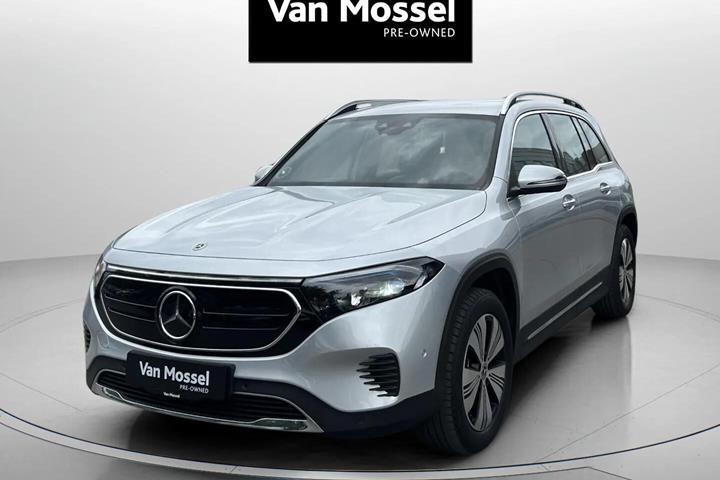 Sølv Mercedes EQB 250 fra 2023 set udefra