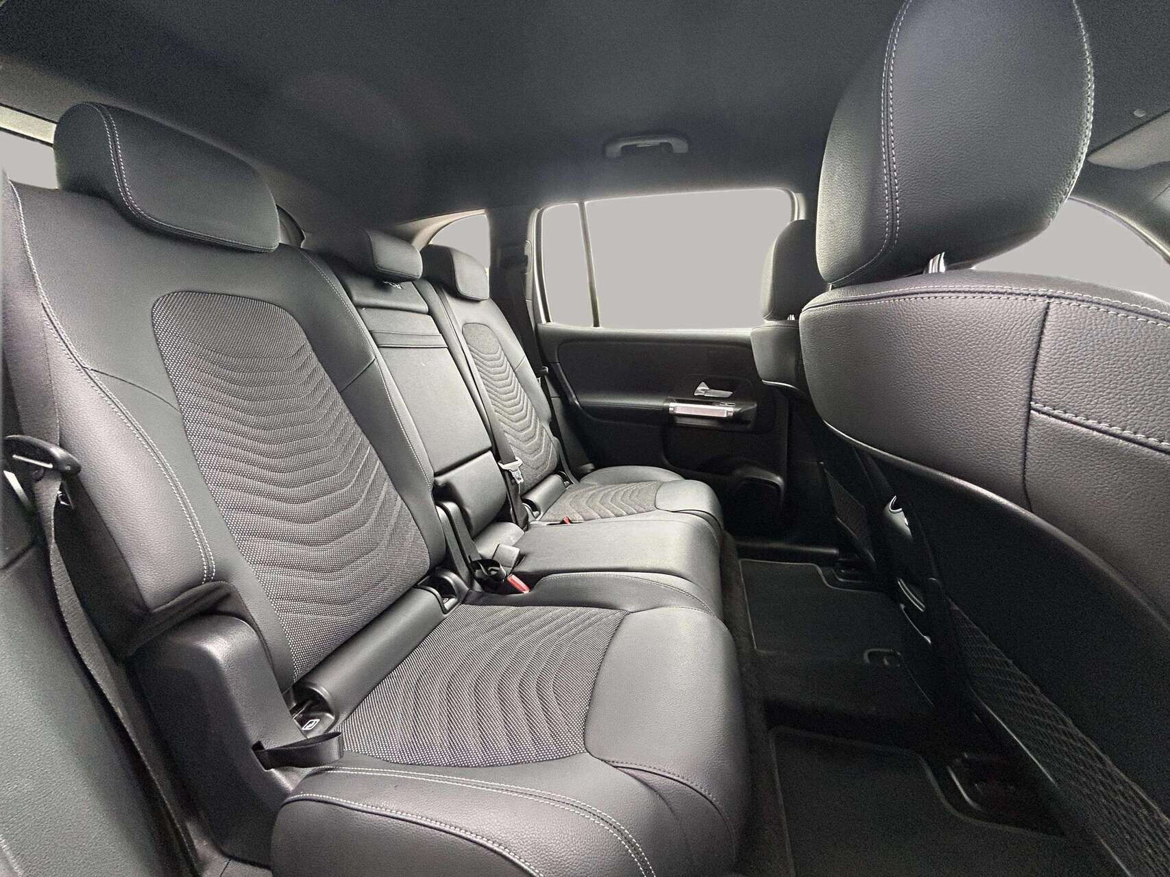 Sølv Mercedes EQB 250 fra 2023