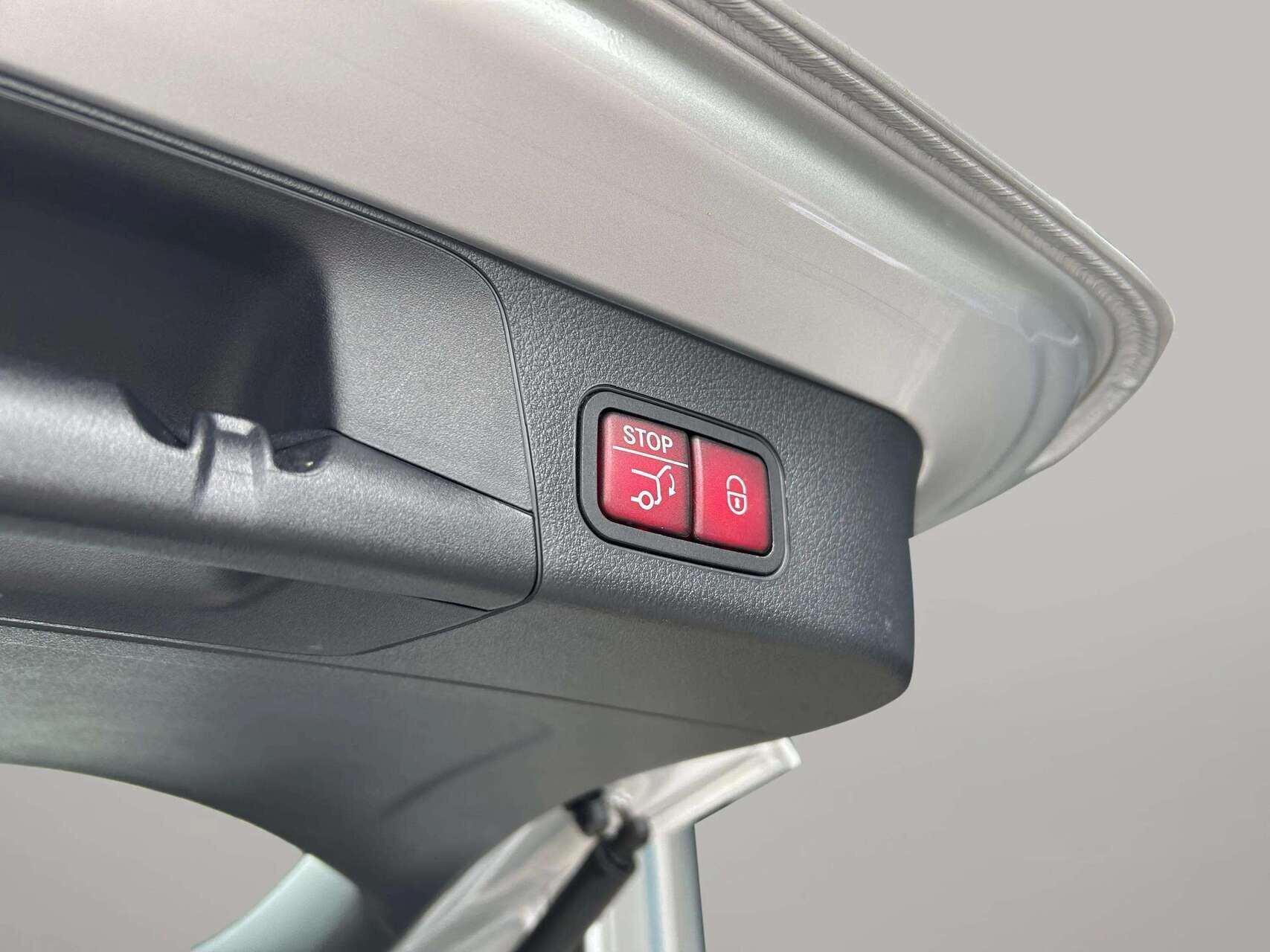 Sølv Mercedes EQB 250 fra 2023