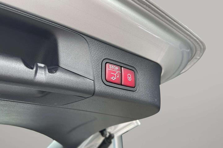 Sølv Mercedes EQB 250 fra 2023