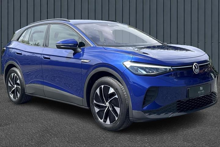 Blå VW ID.4 fra 2023 set udefra