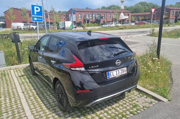 Sort Nissan Leaf fra 2023