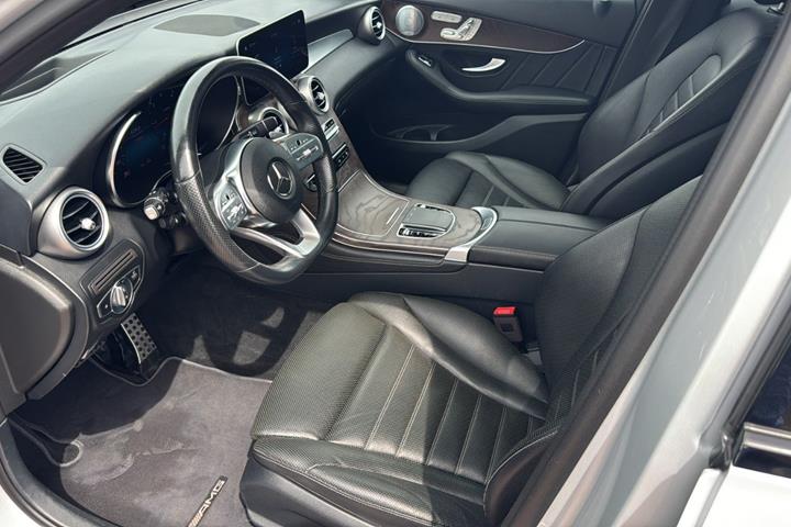 Sølv Mercedes GLC300 d fra 2019