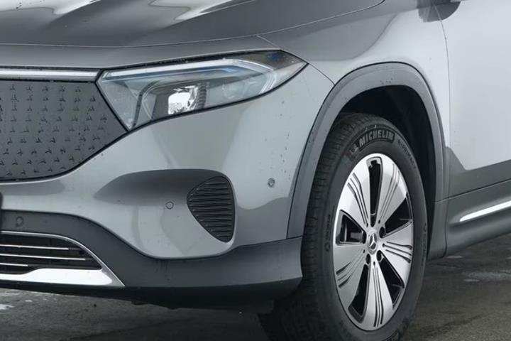 Grå Mercedes EQB250+ fra 2025
