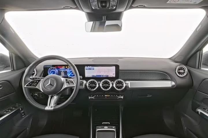 Grå Mercedes EQB250+ fra 2025