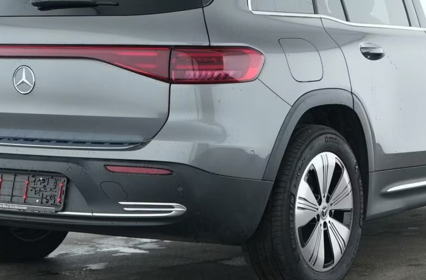 Grå Mercedes EQB250+ fra 2025