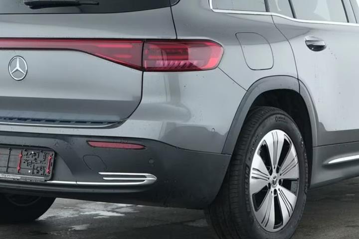 Grå Mercedes EQB250+ fra 2025
