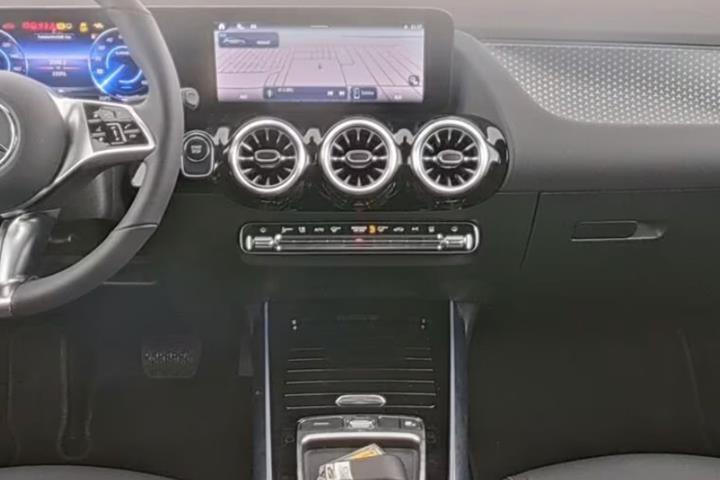 Sort Mercedes EQA250+ fra 2025