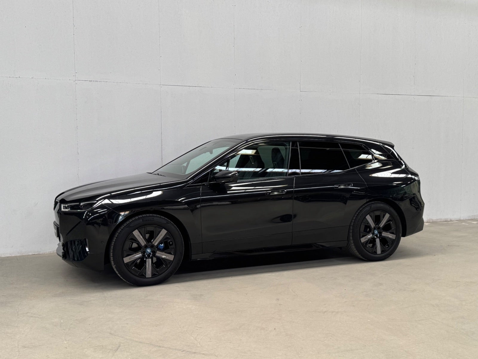 Sort BMW iX fra 2023