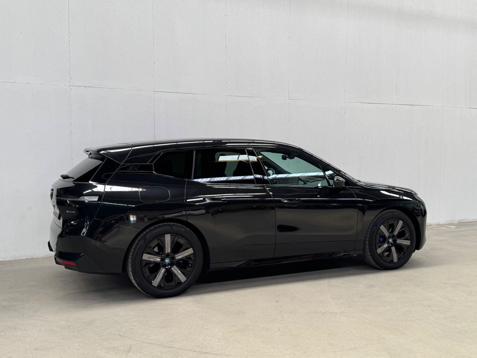 Sort BMW iX fra 2023