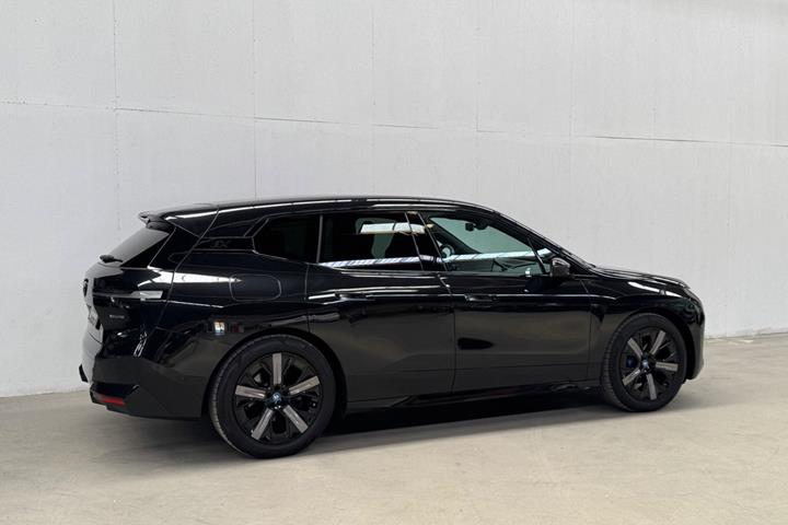 Sort BMW iX fra 2023