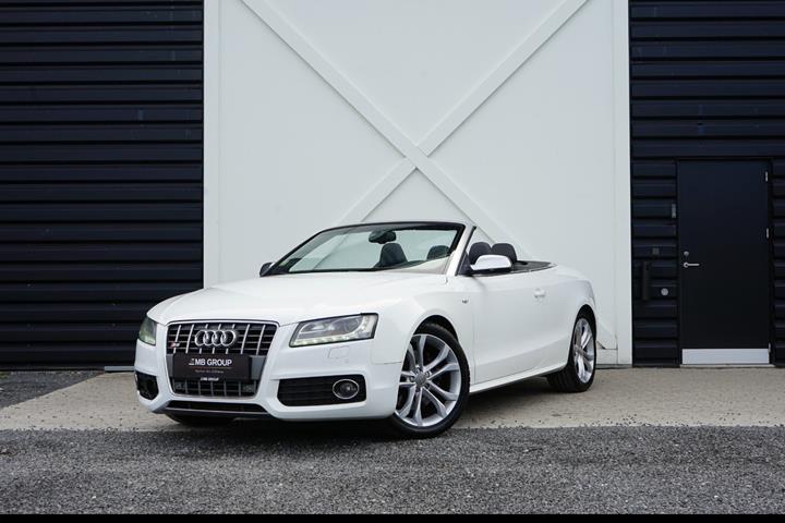 Hvid Audi S5 fra 2011 set udefra