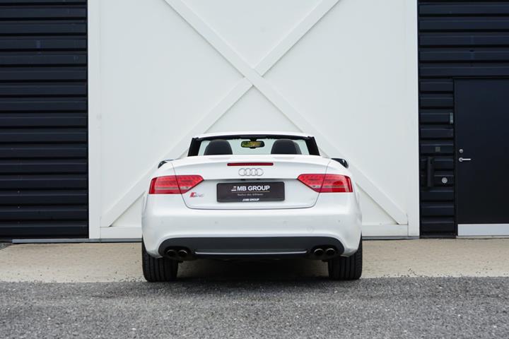 Hvid Audi S5 fra 2011