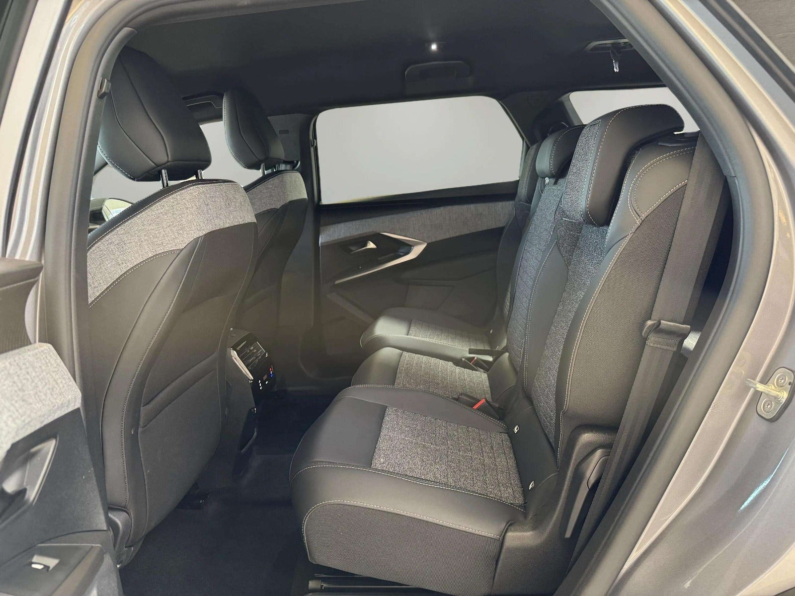 Sølv Peugeot e-5008 fra 2025