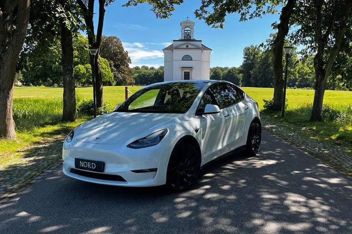 Hvid Tesla Model Y fra 2022 set udefra