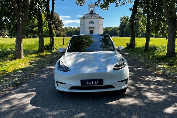 Hvid Tesla Model Y fra 2022