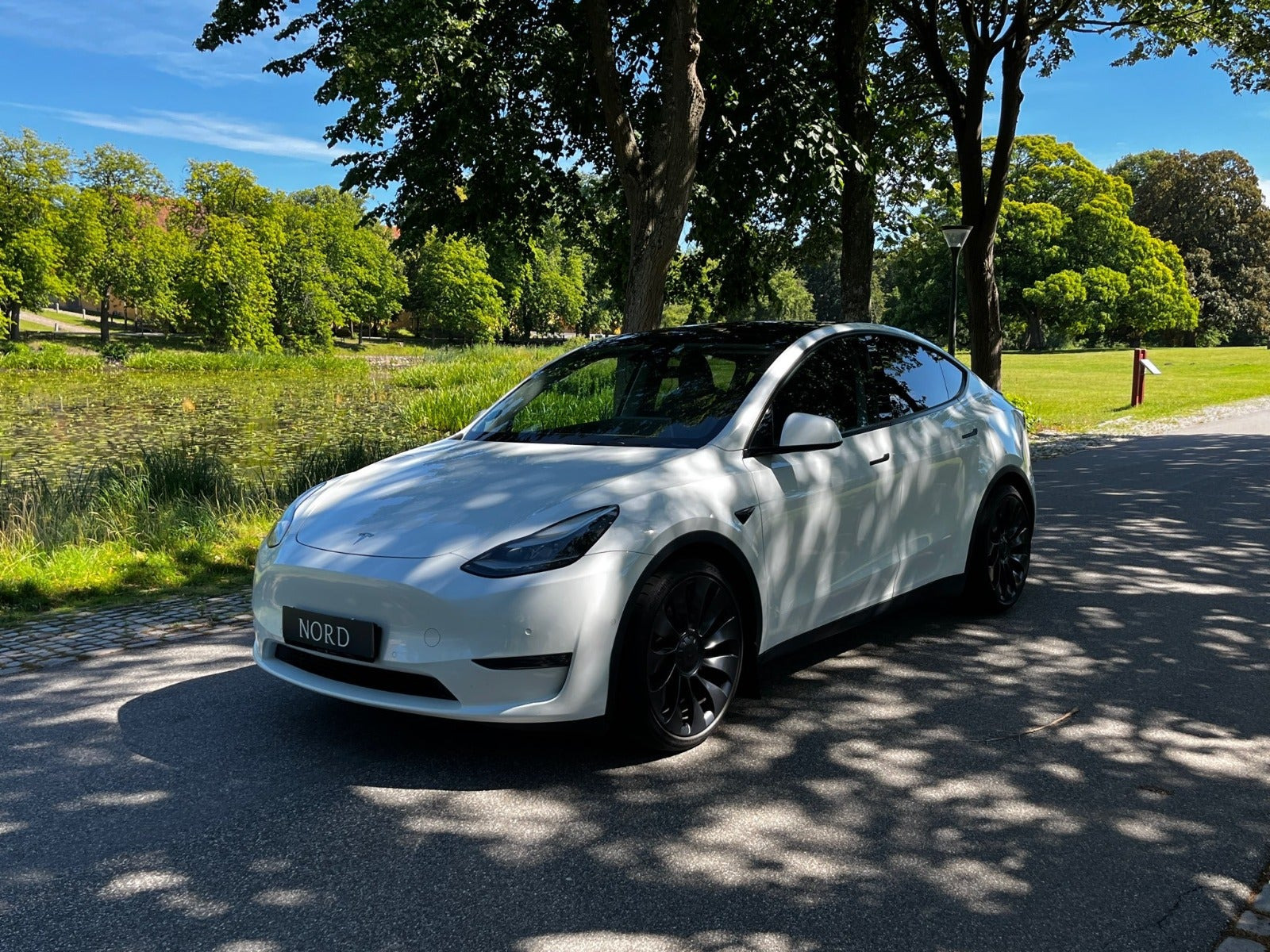 Hvid Tesla Model Y fra 2022