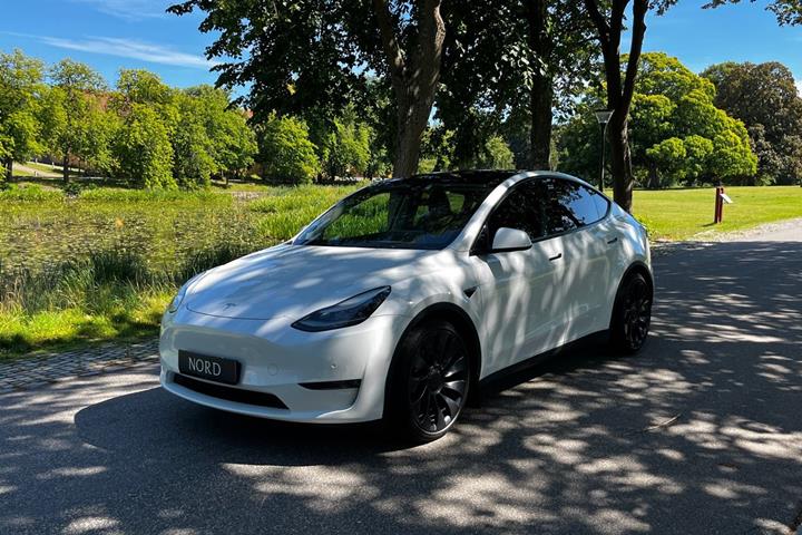 Hvid Tesla Model Y fra 2022