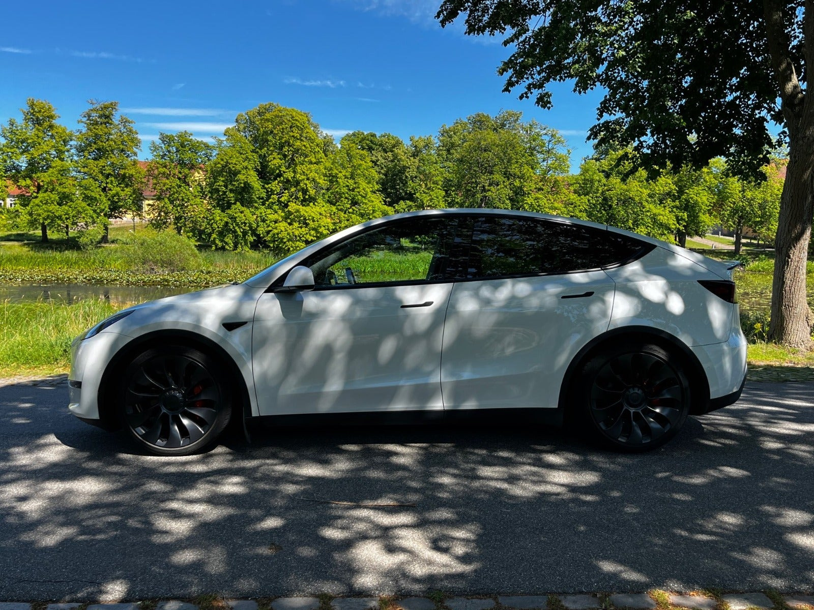 Hvid Tesla Model Y fra 2022