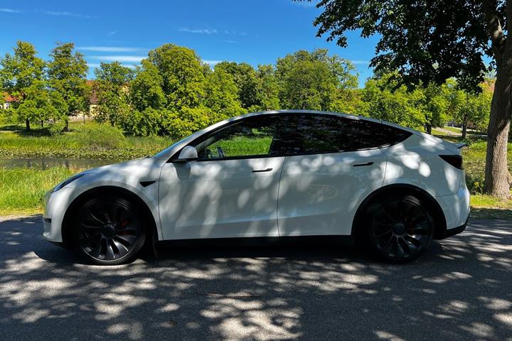 Hvid Tesla Model Y fra 2022