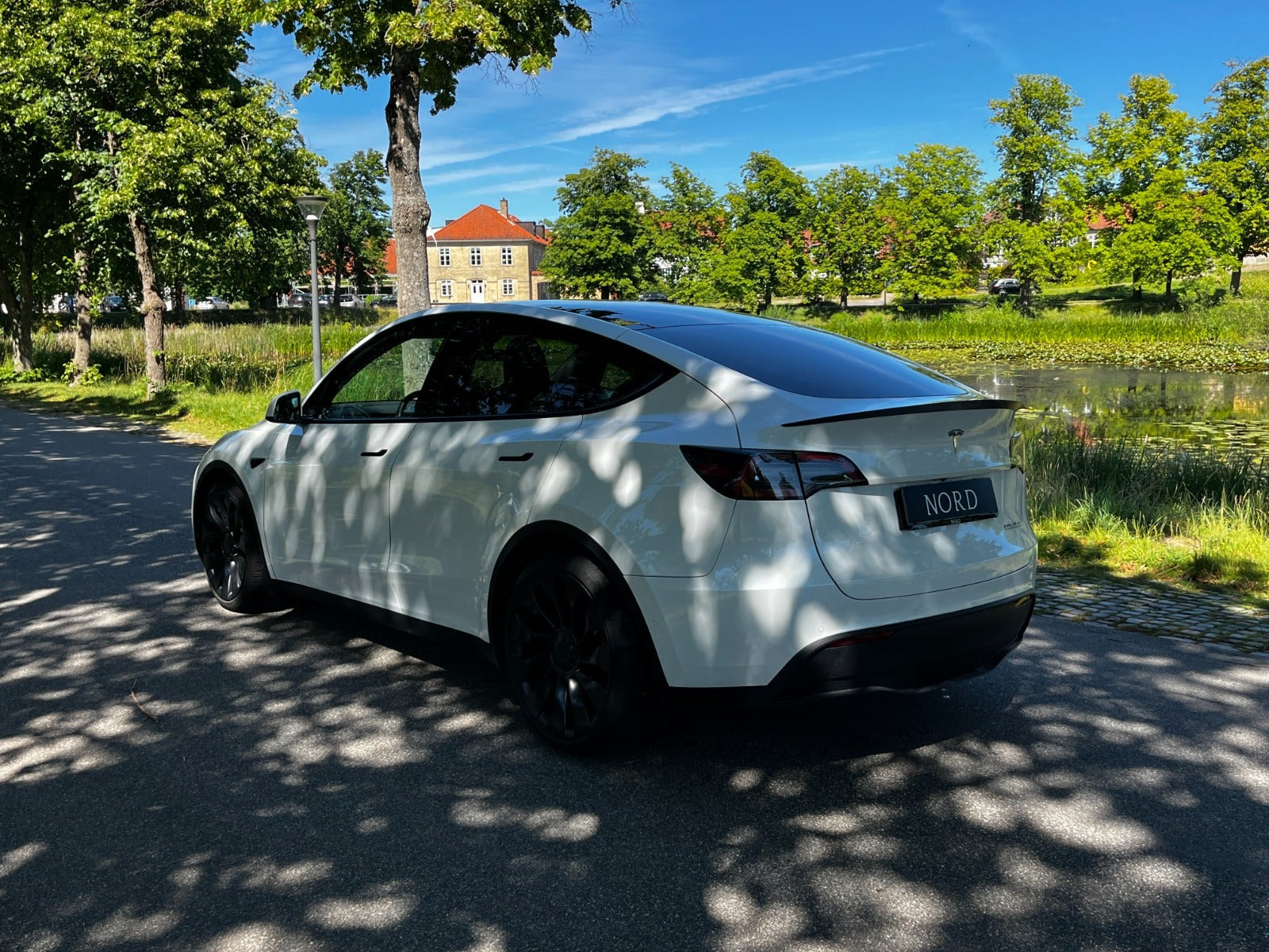 Hvid Tesla Model Y fra 2022