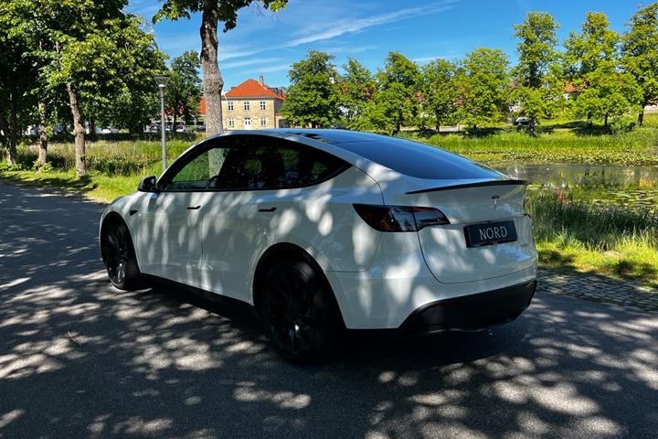 Hvid Tesla Model Y fra 2022