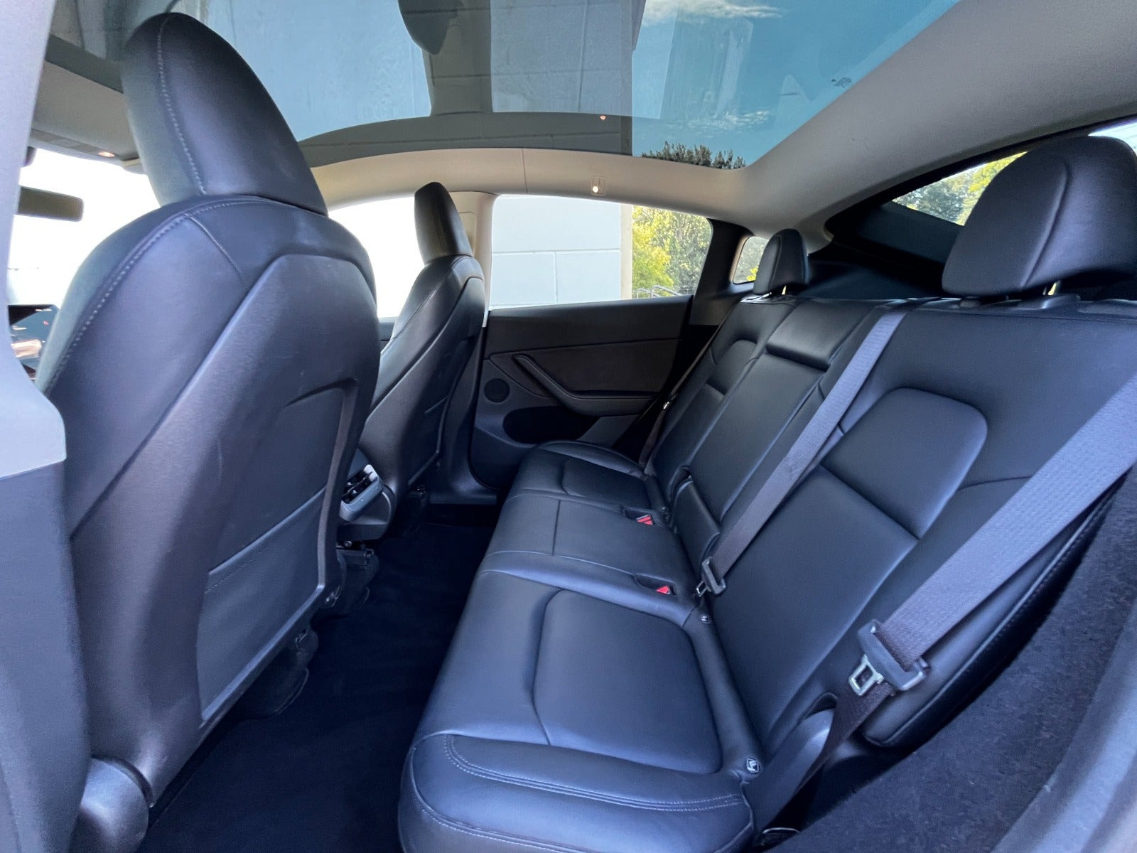 Hvid Tesla Model Y fra 2022